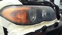 Polissage des optiques de phare avant sur un BMW X5