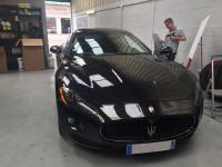 Dépose de film teintées sur une Maserati gran turismo