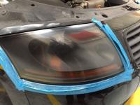 Polissage des optiques de phare avant sur un Audi TT