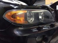 Polissage des optiques de phare avant sur un BMW X5